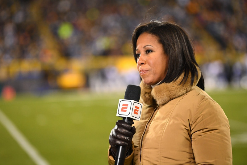 ESPN reporter Lisa Salters before an NFL football game between the Arizona  Cardinals and Dallas Cowboys, Monday, Oct. 19, 2020, in Arlington, Texas.  Arizona won 38-10. (AP Photo/Brandon Wade Stock Photo - Alamy